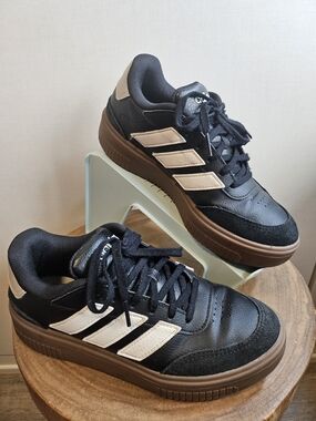 💜 Adidas sz7 Courtblock Black and Cream Leather Sneakers